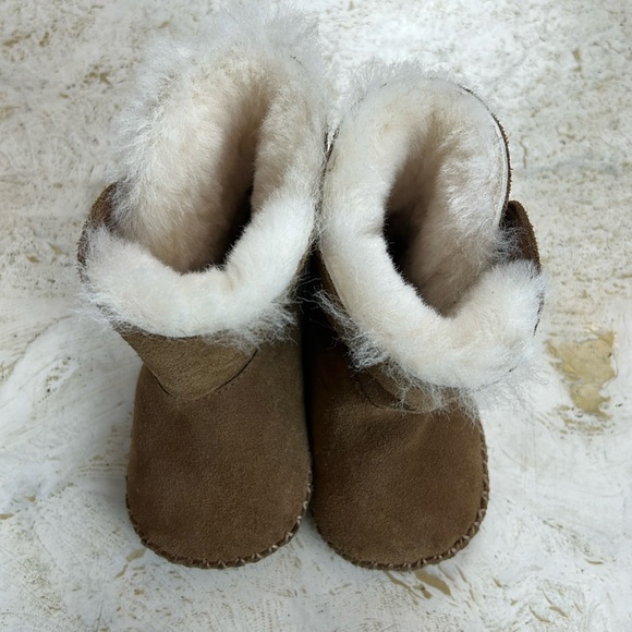 UGG baby boots brown size 4/5 - Picture 2 of 9
